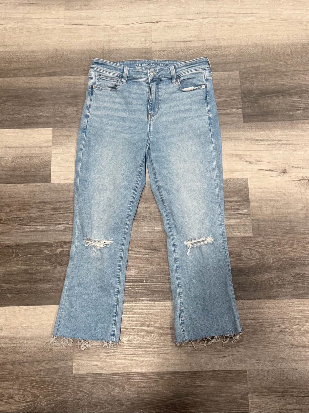 American Eagle Womenβs High Rise Skinny Kick Jeans Light Wash Size 8 *Hemmed*